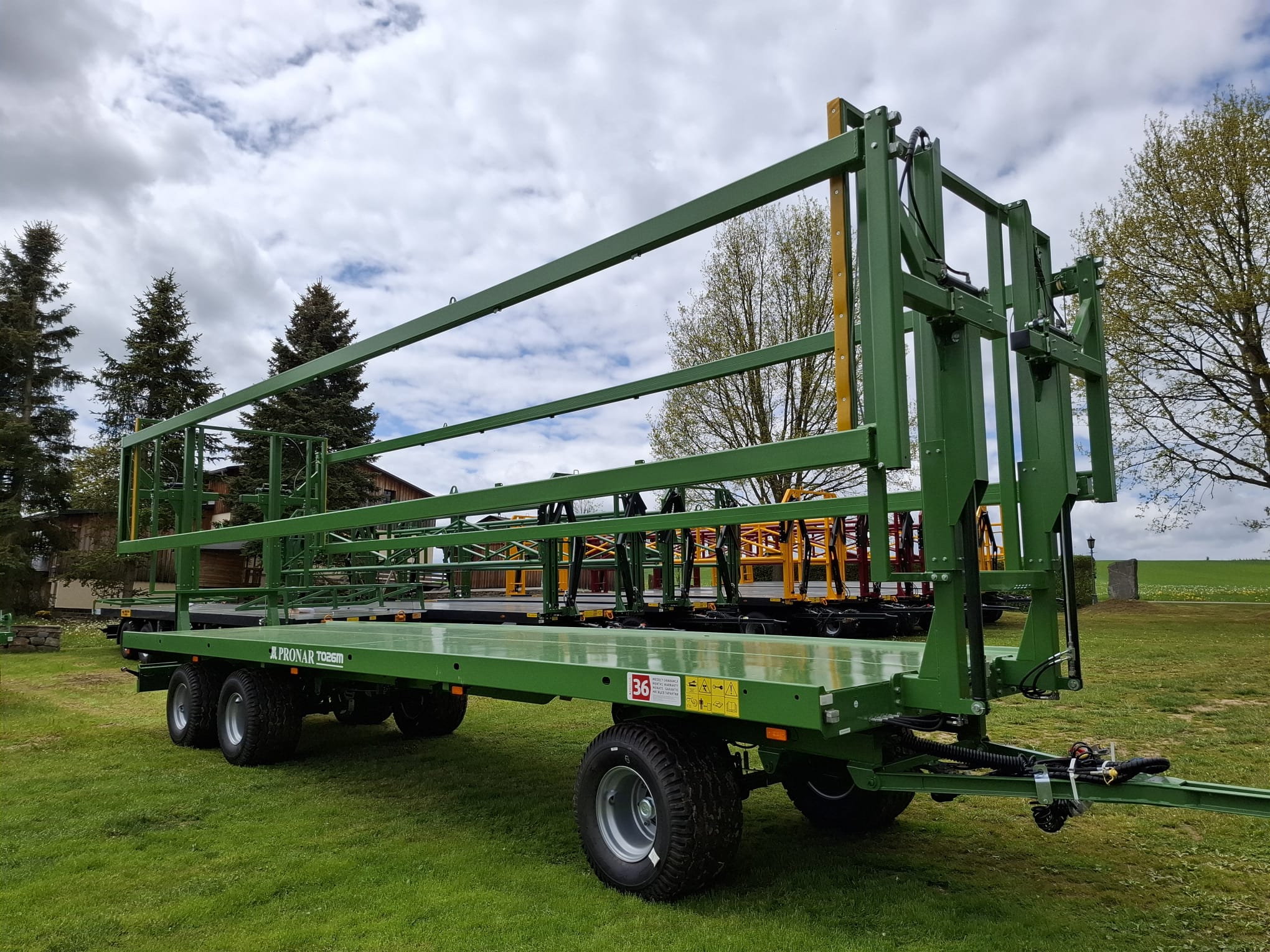Pronar Ballentransportwagen T026M (mit hydraulischer Ladungssicherung)