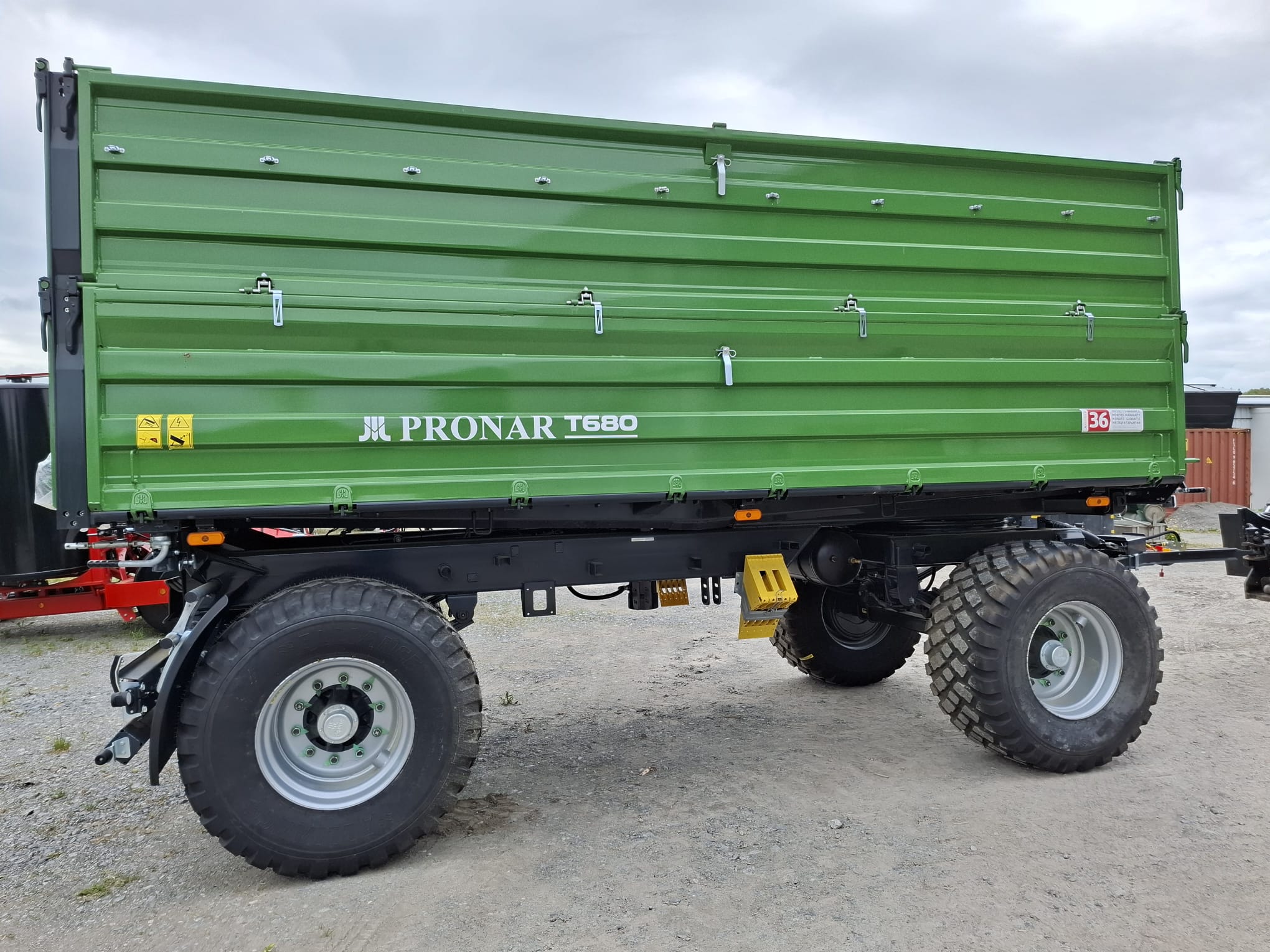 Pronar Zweiachsdreiseitenkipper T680